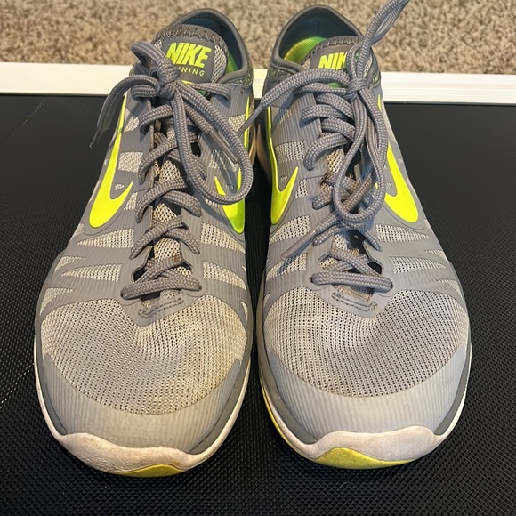 Nike gray training shoe - Picture 3 of 5